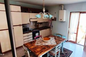 A kitchen or kitchenette at Appartamento Tre Angeli a pochi passi dal mare