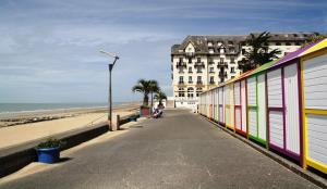 Afbeelding uit fotogalerij van La Villa Marina in Donville-les-Bains