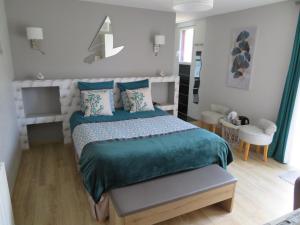 Ένα ή περισσότερα κρεβάτια σε δωμάτιο στο Chambres d'Hotes La Maison Neuve