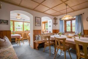 uma sala de jantar com mesa e cadeiras em Gästehaus Schreyer em Oberaudorf