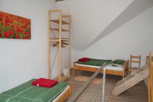 Zimmer mit 2 Etagenbetten und einem Gemälde in der Unterkunft Isi-Hof 