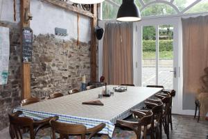 a dining room with a table and chairs at Isi-Hof in Schönfeld