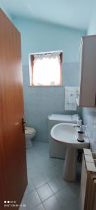 A bathroom at Appartamento Tre Angeli a pochi passi dal mare