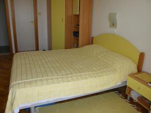 Postel nebo postele na pokoji v ubytování Room in Bol with sea view, balcony, air conditioning, WiFi 3416-5