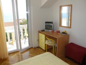 TV a/nebo společenská místnost v ubytování Room in Bol with sea view, balcony, air conditioning, WiFi 3416-5