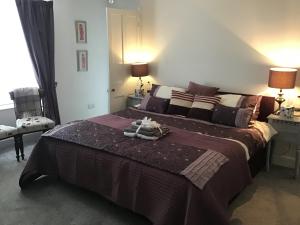 a bedroom with a large bed and two lamps at Tavistock Town House in Tavistock