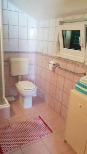 Ένα μπάνιο στο Room in Bol with terrace, air conditioning, WiFi, washing machine 3416-6