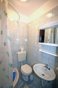 łazienka z toaletą i umywalką w obiekcie Room in Medulin with terrace, air conditioning, WiFi 3488-8 w Medulinie