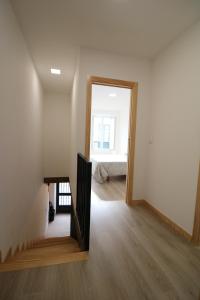 an empty room with a hallway with a mirror at Buen Camino Melide in Melide