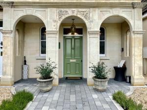 una puerta verde en un edificio con dos entradas en Tyndall Villa Boutique B&B en Bath