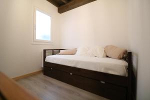 1 dormitorio con 1 cama con sábanas blancas y ventana en Buen Camino Melide, en Melide