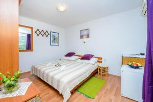 Posteľ alebo postele v izbe v ubytovaní Room in Cavtat with sea view, balcony, air conditioning, W-LAN 3686-1
