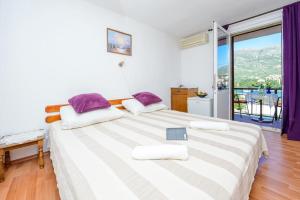 Posteľ alebo postele v izbe v ubytovaní Room in Cavtat with sea view, balcony, air conditioning, W-LAN 3686-1