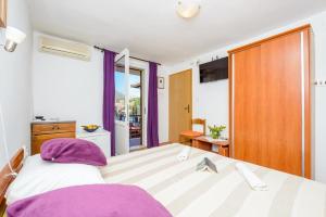 Posteľ alebo postele v izbe v ubytovaní Room in Cavtat with sea view, balcony, air conditioning, W-LAN 3686-1