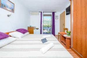 Posteľ alebo postele v izbe v ubytovaní Room in Cavtat with sea view, balcony, air conditioning, W-LAN 3686-1