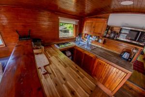Kuchyň nebo kuchyňský kout v ubytování Prague Bay Houseboats