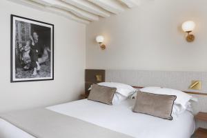 Tempat tidur dalam kamar di Hotel Verneuil Saint Germain