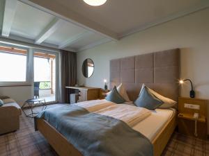sypialnia z dużym łóżkiem w pokoju w obiekcie Hotel Streklhof w mieście Velden am Wörthersee +37 zdjęć