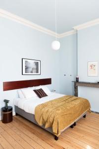 een witte slaapkamer met een groot bed in een kamer bij Smartflats - Theatre Antwerp in Antwerpen