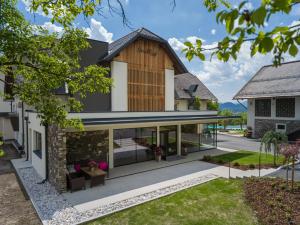 zewnętrzny widok na dom z dziedzińcem w obiekcie Hotel Streklhof w mieście Velden am Wörthersee