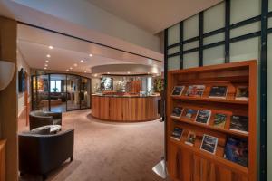 uma vista para um átrio com uma sala de espera em Art Boutique Hotel Monopol em St. Moritz