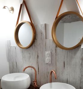 La salle de bains est pourvue de 2 miroirs et d'un lavabo. dans l'établissement La Trog'Laudy gîte 4 étoiles au coeur des vignes, à Vouvray