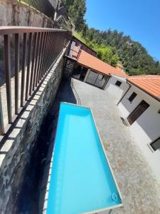 - une vue sur la piscine depuis le balcon d'une maison dans l'établissement Casa da Viela, à Arouca