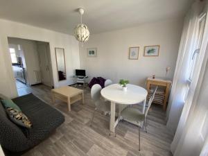 a living room with a white table and chairs at Bel Appartement Residence Mirabeau in Aix-en-Provence +9 photos