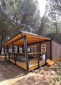 Une pièce d'une toute petite maison avec un toit dans l'établissement Lux Camp Bi Village, Mobile home Villa Dado, à Fažana