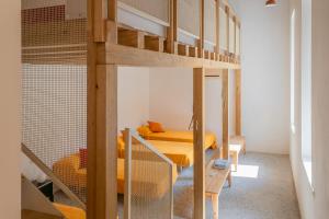 a bunk bed in a room with two beds at Agriturismo La Derta in Bellagio