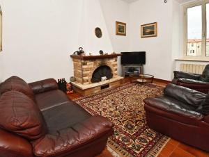 a living room with a leather couch and a fireplace at Borgo 98 Guest House Tripla con bagno privato in Livorno
