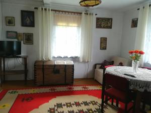 Telewizja i/lub zestaw kina domowego w obiekcie Domek na wsi