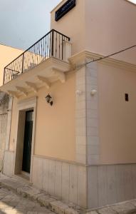 ein Gebäude mit einem Balkon auf der Seite in der Unterkunft Apartment Piazza del Popolo in San Pietro Vernotico