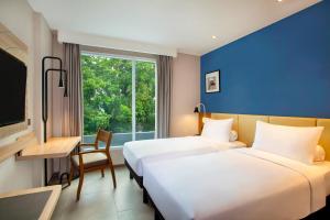 Llit o llits en una habitació de ibis Styles Bogor Pajajaran