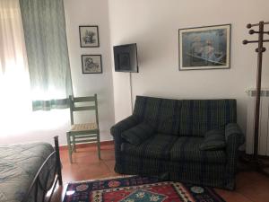 uma sala de estar com um sofá e uma cadeira em Great Sicily em Mondello