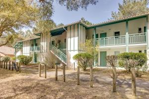 une vue extérieure d'un bâtiment avec des arbres dans l'établissement Le Zeste, à Soustons