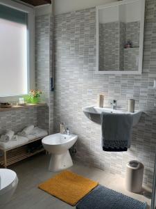 uma casa de banho com um lavatório e um WC em B&B Al Ponte em Potenza