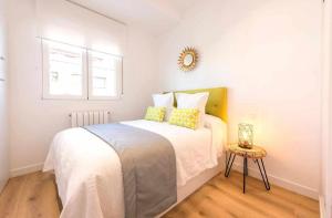 マドリードにあるEl Viso Smart IIのベッドルーム(白い大型ベッド、黄色い枕付)