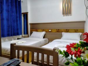 Duas camas num quarto com uma secretária e um teclado. em Villa 22 em Dahab