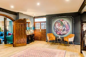 コルチェスターにあるThe George Hotel Colchesterの椅子2脚と壁画