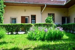 A garden outside Afrodité Apartmanok