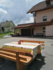 un tavolo da picnic con una tovaglia sopra di Ferienwohnung Familie Pichler a Neumarkt in Steiermark