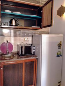 uma cozinha com um micro-ondas e um frigorífico em Villa 22 em Dahab