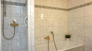 Et badeværelse på Appartements Haus Tannenburg