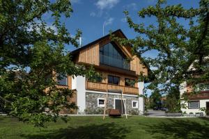 budynek z drewnianym dachem na dziedzińcu w obiekcie Hotel Streklhof w mieście Velden am Wörthersee