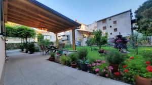 - une terrasse avec un bouquet de plantes et de fleurs dans l'établissement Apartments Basic, à Kaštela