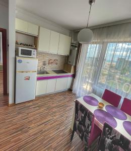 Η κουζίνα ή μικρή κουζίνα στο Sunset Sea View Apartament +9 φωτογραφίες