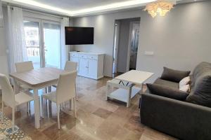 salon z kanapą i stołem w obiekcie Modern Two Bedroom Apartment in Marbella Centre w Marbelli