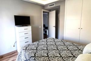 Łóżko lub łóżka w pokoju w obiekcie Modern Two Bedroom Apartment in Marbella Centre