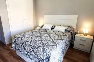 Łóżko lub łóżka w pokoju w obiekcie Modern Two Bedroom Apartment in Marbella Centre